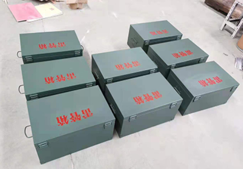 龙湖镇炸药箱和雷管箱一般是怎么存放的？