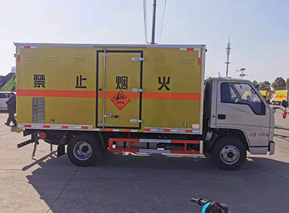 龙湖镇爆破器材运输车工人安全操作规范与智能技术保障